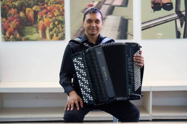 Akkordeonist Aleksandar Aleksandrović bei einem Konzert Event – Akkordeonmusik voller Leidenschaft und Ausdruck.