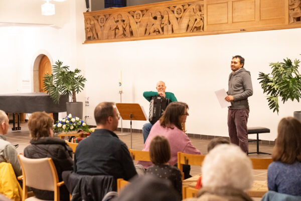 Aleksandar Aleksandrović begleitet Schüler beim öffentlichen Akkordeonauftritt.