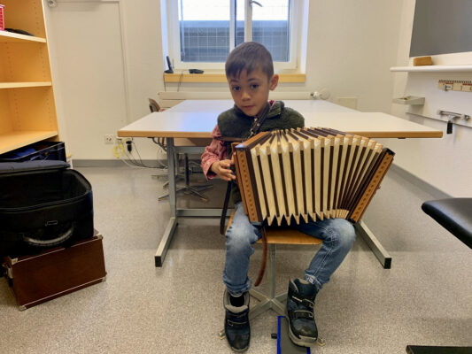 Schüler spielt Schwyzerörgeli – traditioneller Klang im Unterricht bei Aleksandar Aleksandrović.