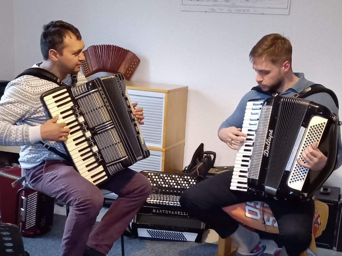 Schüler lernen Musiktheorie und Praxis mit Aleksandar Aleksandrović in Zürich.