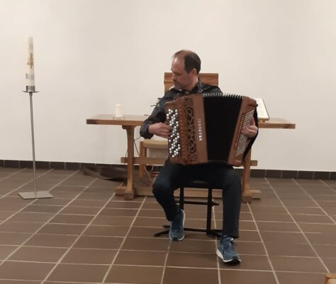 Schüler spielt Akkordeon bei einem Konzert unter der Anleitung von Aleksandar Aleksandrović.