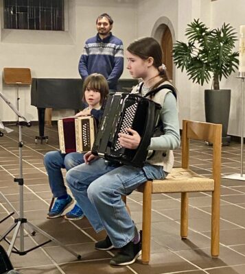 Junge Musiker beim Akkordeon-Konzert mit professioneller Anleitung von Aleksandar.
