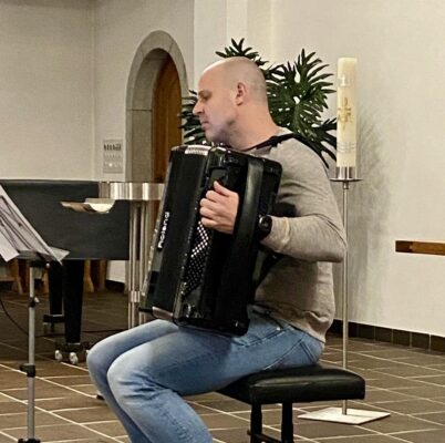 Schülerkonzert mit Akkordeonmusik unter Leitung von Aleksandar Aleksandrović.