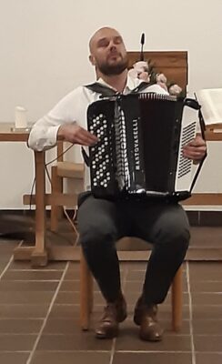 Schüler spielt Akkordeon bei einem Konzert unter der Anleitung von Aleksandar Aleksandrović.
