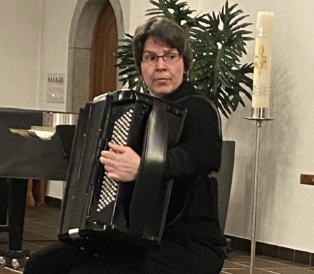Akkordeonspieler bei einer Hochzeit – festliche Akkordeonmusik für besondere Momente.