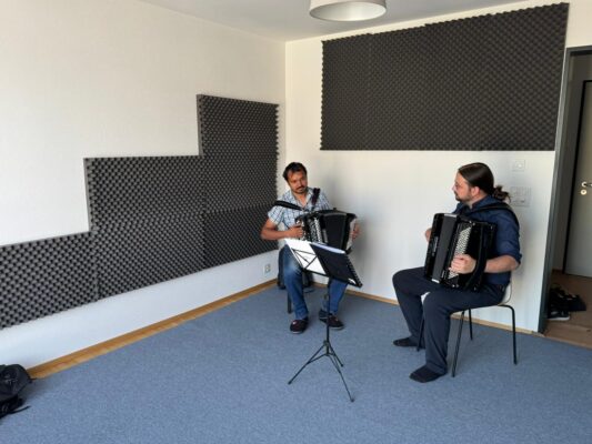 Schüler beim Akkordeonunterricht mit Aleksandar Aleksandrović in Zürich.