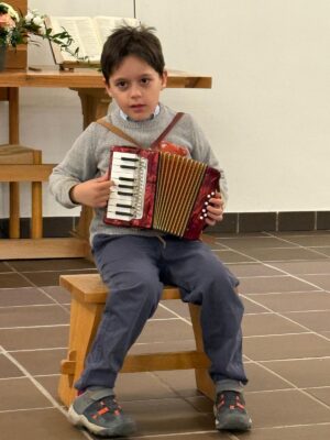 Schüler spielt Akkordeon beim Schülerkonzert 2026 in Dietikon – Akkordeonunterricht in Zürich