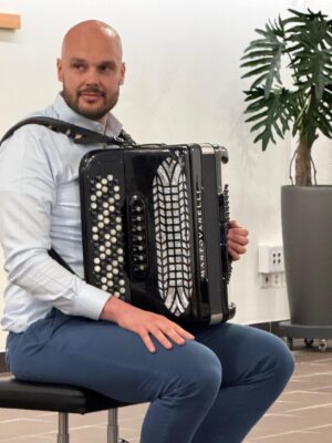 Akkordeonunterricht in der Praxis – Schüler präsentiert Stück beim Konzert
